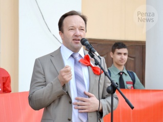 Владимир Симагин поздравил жителей Пензы с «красным пролетарским» Первомаем.
