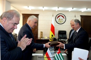 Президент Южной Осетии встретился с официальной делегацией Абхазии