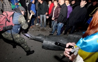 Мэр Харькова пообещал восстановить разрушенный памятник Ленину