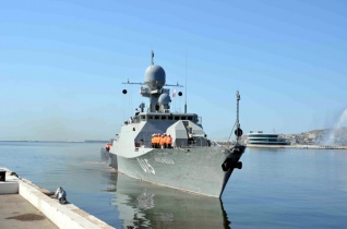В порт Баку зашли три корабля ВМС России