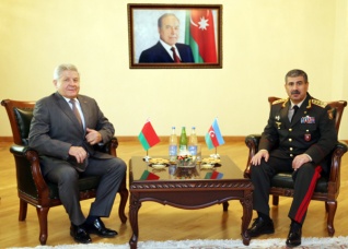 Министр обороны Азербайджана Закир Гасанов встретился с послом Беларуси в Азербайджане
