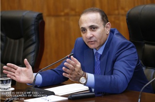 Премьер-министр Армении обещал лично разбираться в случаях оказания давления перед референдумом